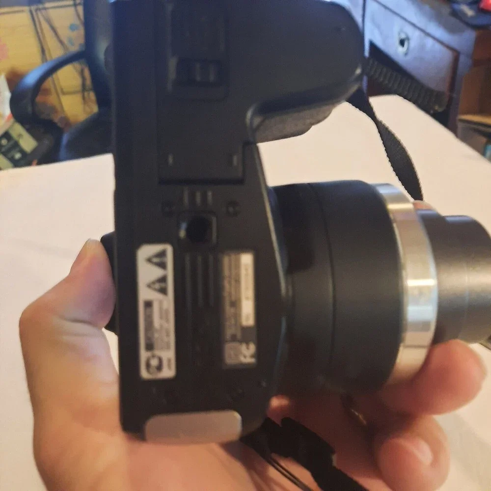 Fuji FinePix S8100fd Compact Digital Bridge Camera 10MP 27-86mm 18x Zoom Lens